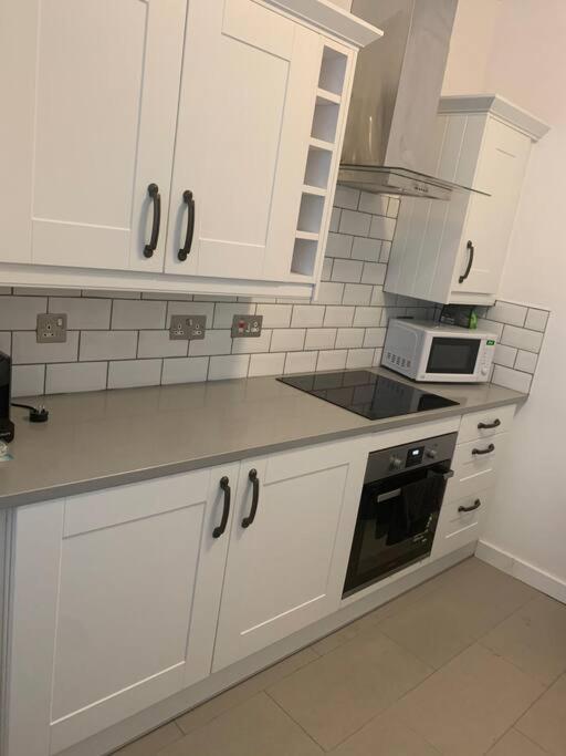 Recently Refurbished Apt Central Mk Free Parking 밀턴 케인즈 외부 사진