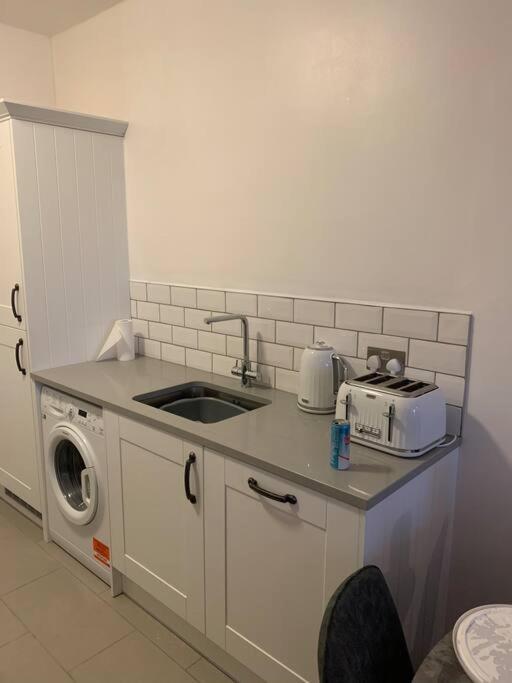 Recently Refurbished Apt Central Mk Free Parking 밀턴 케인즈 외부 사진