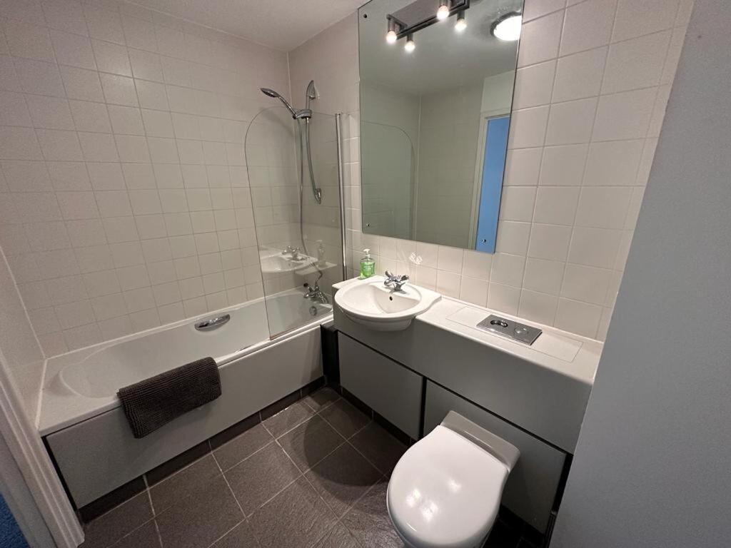 Recently Refurbished Apt Central Mk Free Parking 밀턴 케인즈 외부 사진